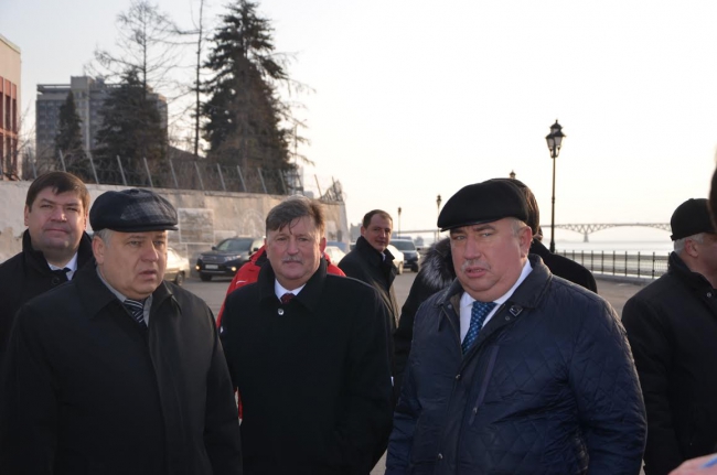 Сараев недоволен состоянием перил и стен на набережной Саратова