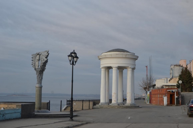 Сараев недоволен состоянием перил и стен на набережной Саратова