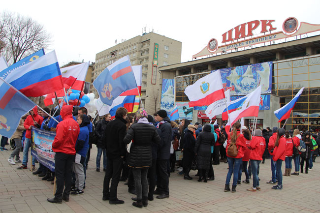 Ведущий митинга УФСКН попросил представителей школ подойти и отметиться