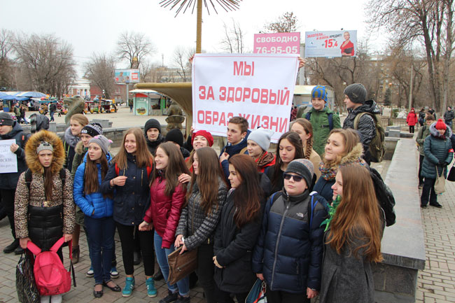 Ведущий митинга УФСКН попросил представителей школ подойти и отметиться