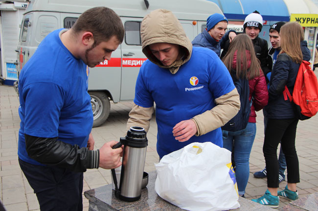 Ведущий митинга УФСКН попросил представителей школ подойти и отметиться