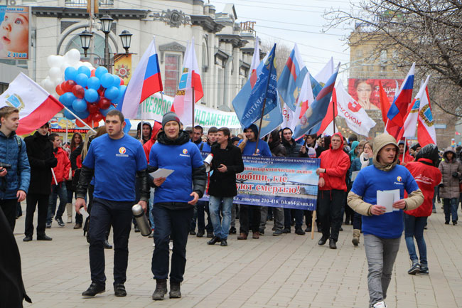 Ведущий митинга УФСКН попросил представителей школ подойти и отметиться