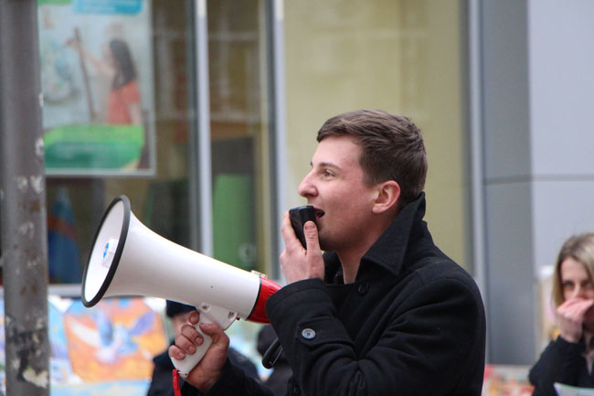 Ведущий митинга УФСКН попросил представителей школ подойти и отметиться