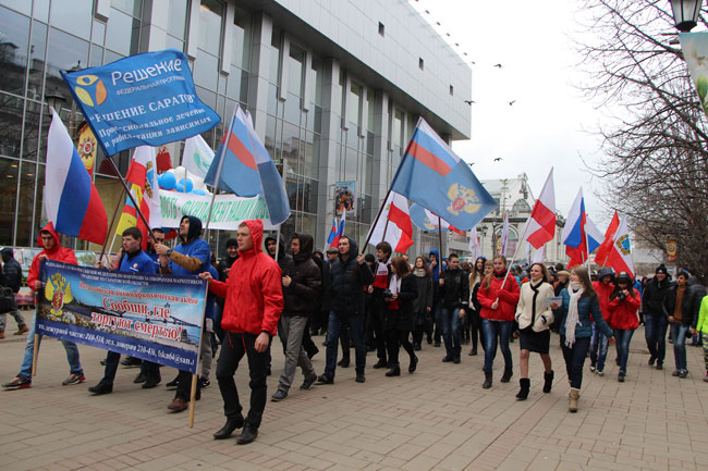Ведущий митинга УФСКН попросил представителей школ подойти и отметиться