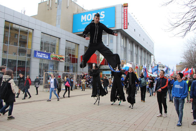 Ведущий митинга УФСКН попросил представителей школ подойти и отметиться
