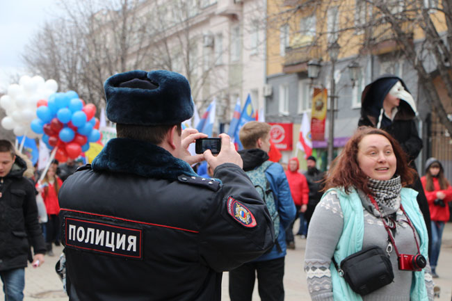 Ведущий митинга УФСКН попросил представителей школ подойти и отметиться