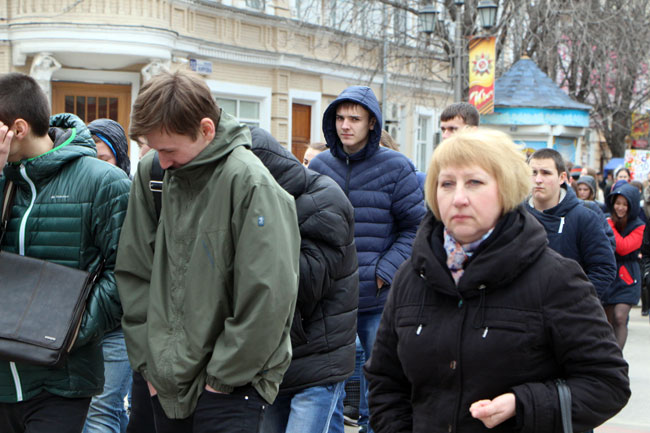 Ведущий митинга УФСКН попросил представителей школ подойти и отметиться