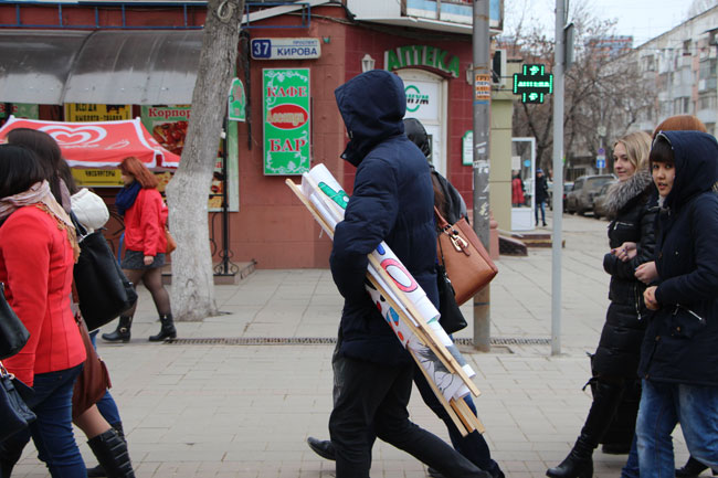 Ведущий митинга УФСКН попросил представителей школ подойти и отметиться