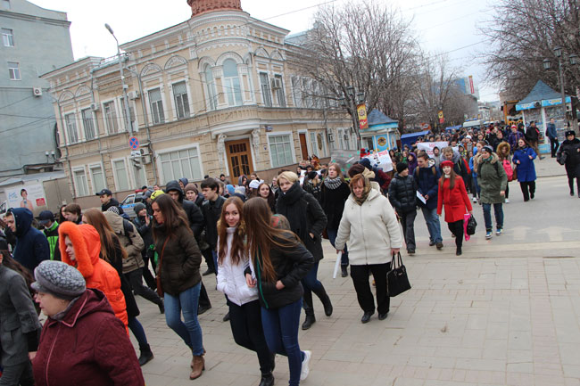 Ведущий митинга УФСКН попросил представителей школ подойти и отметиться