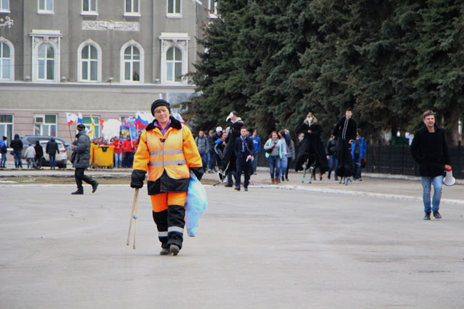 Ведущий митинга УФСКН попросил представителей школ подойти и отметиться