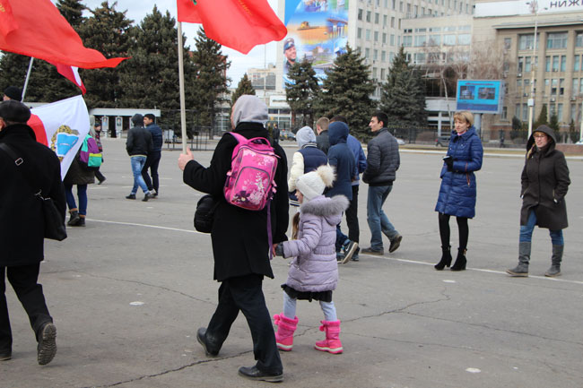 Ведущий митинга УФСКН попросил представителей школ подойти и отметиться
