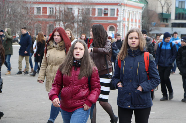 Ведущий митинга УФСКН попросил представителей школ подойти и отметиться