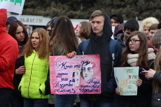 Ведущий митинга УФСКН попросил представителей школ подойти и отметиться