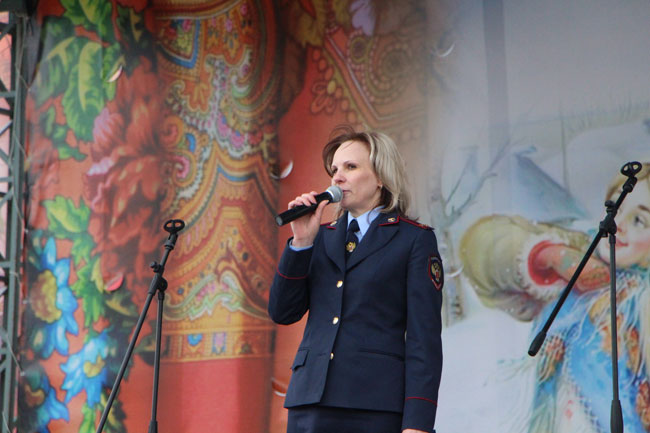 Ведущий митинга УФСКН попросил представителей школ подойти и отметиться