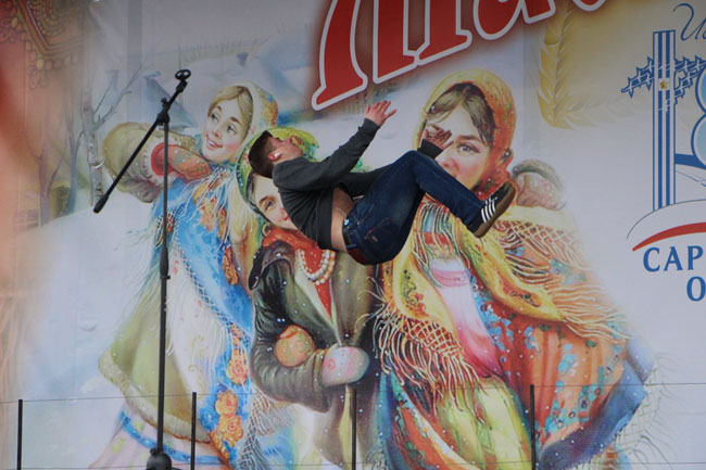 Ведущий митинга УФСКН попросил представителей школ подойти и отметиться