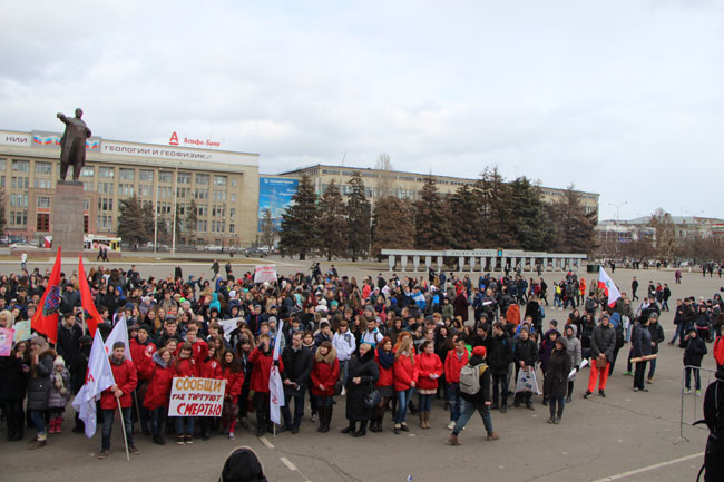 Ведущий митинга УФСКН попросил представителей школ подойти и отметиться