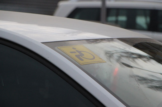 Активисты МГЕР распугали автомобили с мест для инвалидов