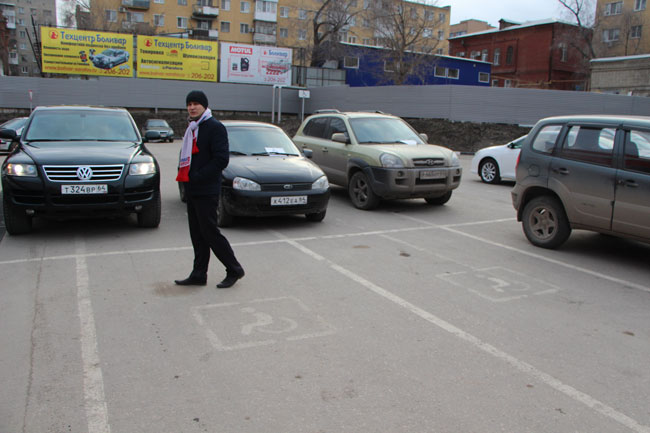 Активисты МГЕР распугали автомобили с мест для инвалидов