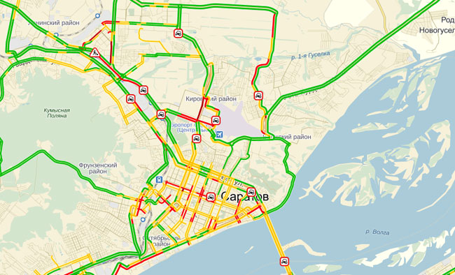 Множество ДТП из-за снегопада осложнили движение в Саратове