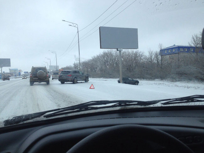 Множество ДТП из-за снегопада осложнили движение в Саратове