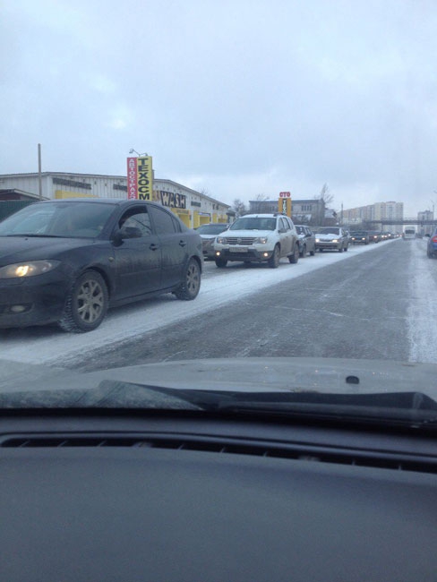 Множество ДТП из-за снегопада осложнили движение в Саратове