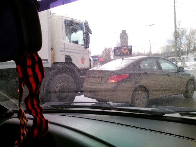 Множество ДТП из-за снегопада осложнили движение в Саратове