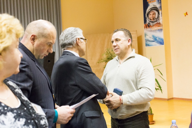 Грищенко предложил бизнесменам перенести ларьки от спортивных объектов