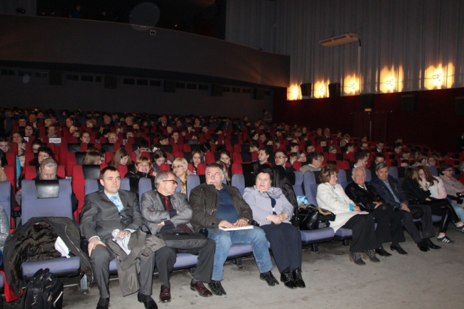 Докфильм показал кадры визита Ворошилова на Саратовский авиационный завод