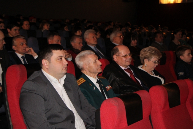 Докфильм показал кадры визита Ворошилова на Саратовский авиационный завод