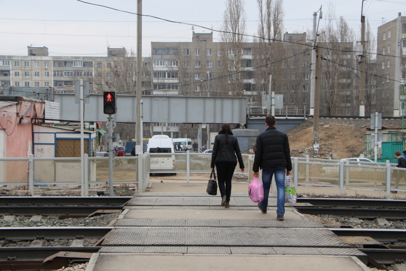 Переход через железную дорогу. Железнодорожный переход. Пешеходный настил через железнодорожные пути. Железнодорожный пешеходный переход. Пешеходный переход через ж.д. пути.