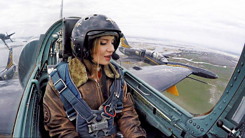 Студентка ССЭИ Анастасия Баранник выступила с пилотажной группой «Русь» на Гагаринском поле