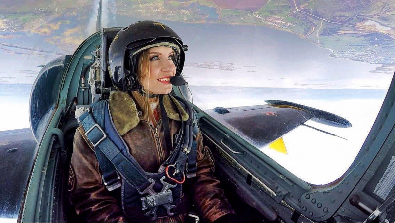 Студентка ССЭИ Анастасия Баранник выступила с пилотажной группой «Русь» на Гагаринском поле