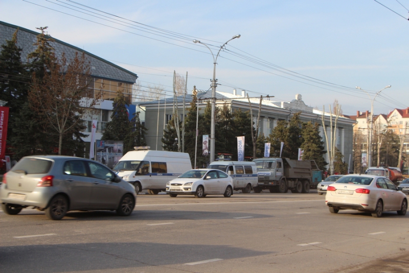 Визит Медведева. Кинологи обследуют ЛД «Кристалл»