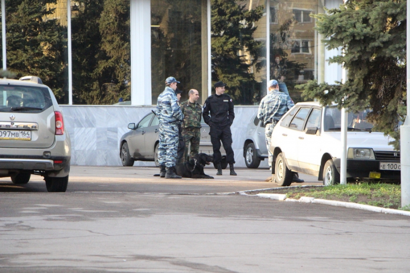 Визит Медведева. Кинологи обследуют ЛД «Кристалл»