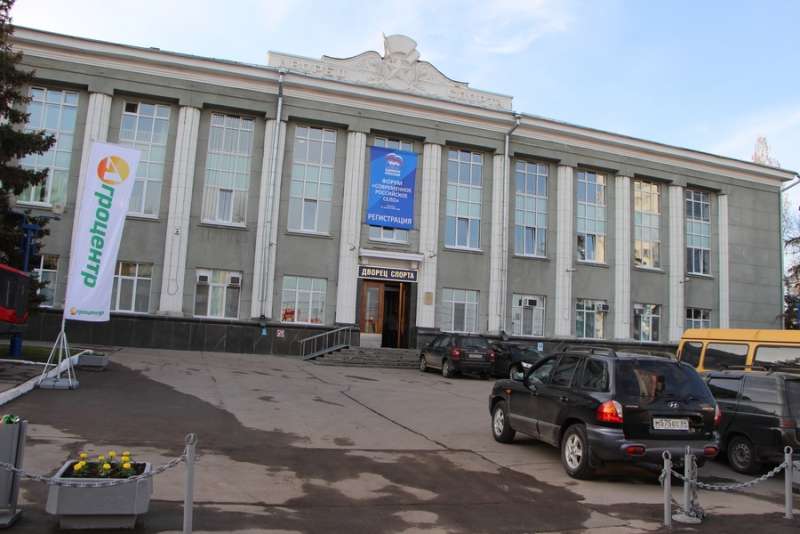 Визит Медведева. Кинологи обследуют ЛД «Кристалл»