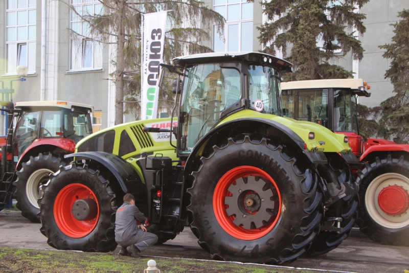 Визит Медведева. Кинологи обследуют ЛД «Кристалл»