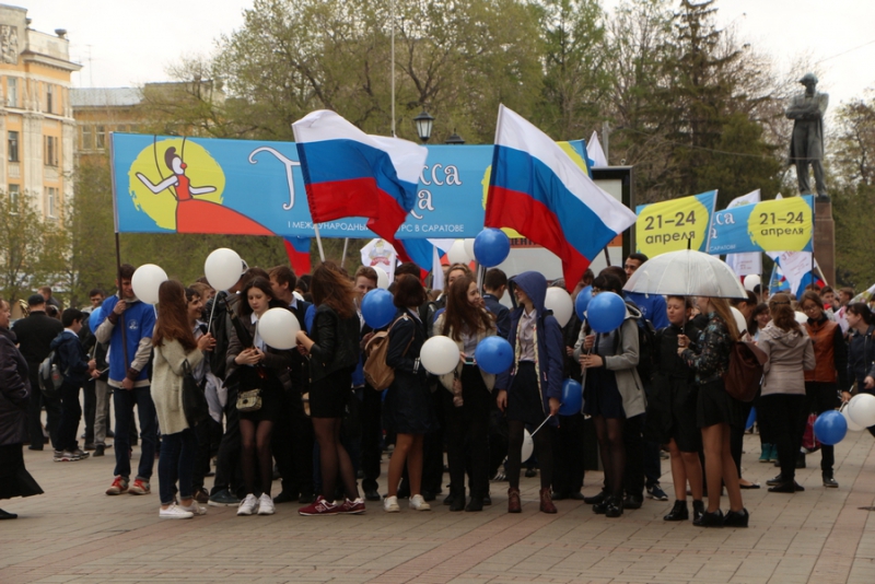 По проспекту Кирова прошла цирковая кавалькада