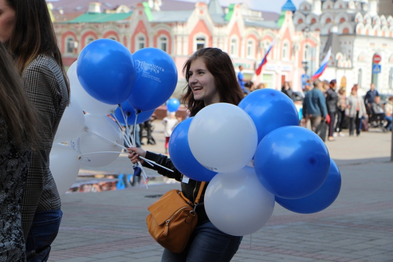 По проспекту Кирова прошла цирковая кавалькада