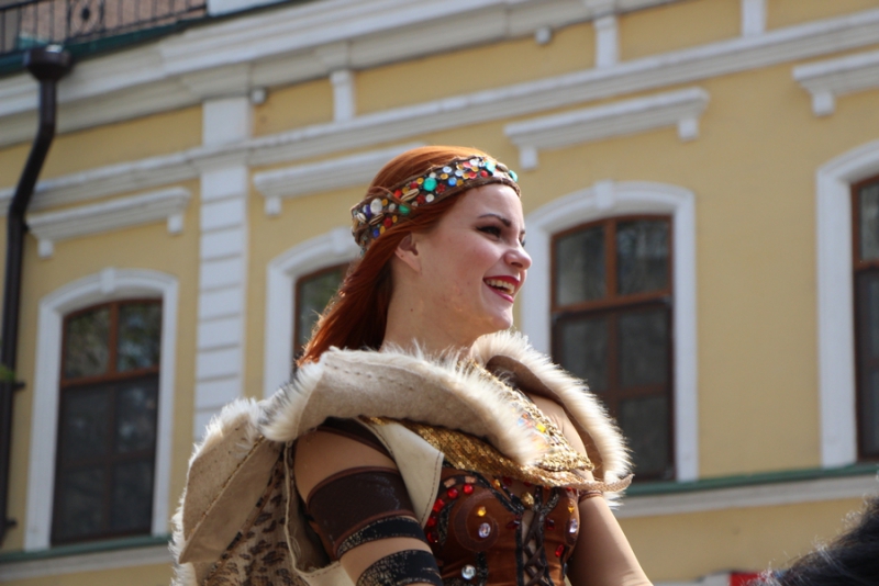 По проспекту Кирова прошла цирковая кавалькада