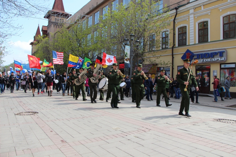 По проспекту Кирова прошла цирковая кавалькада