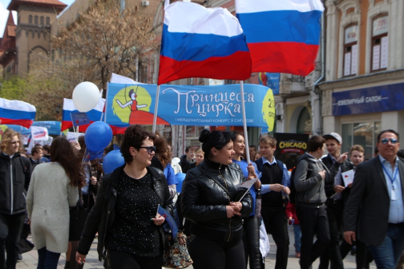 По проспекту Кирова прошла цирковая кавалькада