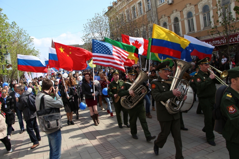 По проспекту Кирова прошла цирковая кавалькада