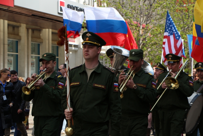По проспекту Кирова прошла цирковая кавалькада