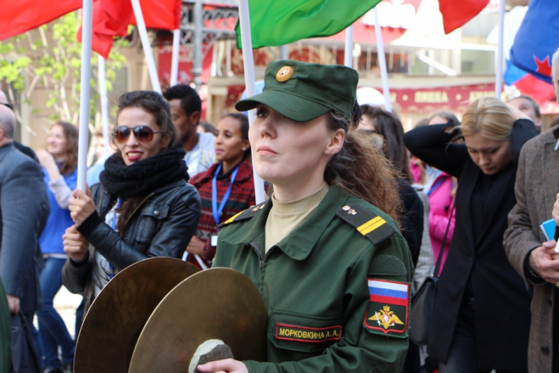 По проспекту Кирова прошла цирковая кавалькада