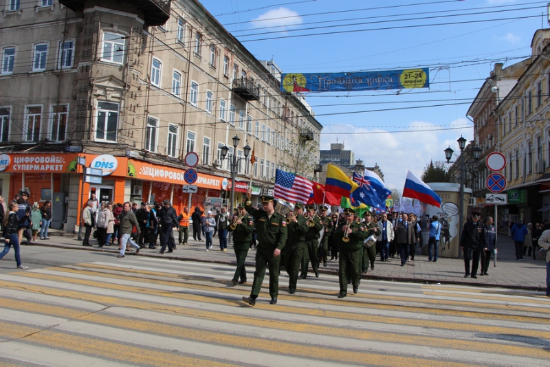 По проспекту Кирова прошла цирковая кавалькада