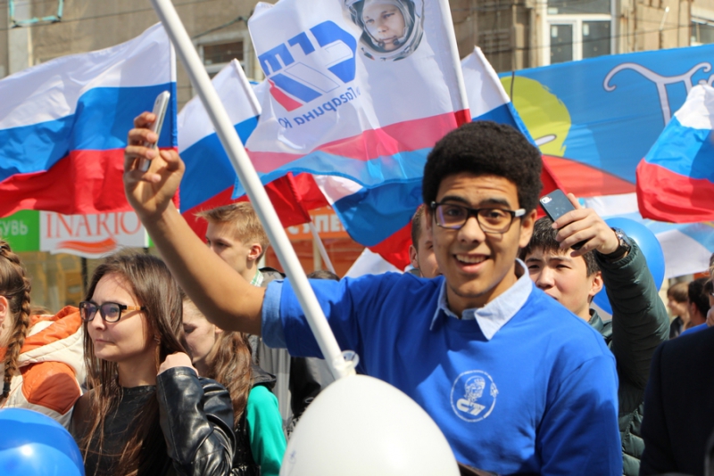 По проспекту Кирова прошла цирковая кавалькада