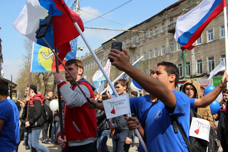 По проспекту Кирова прошла цирковая кавалькада