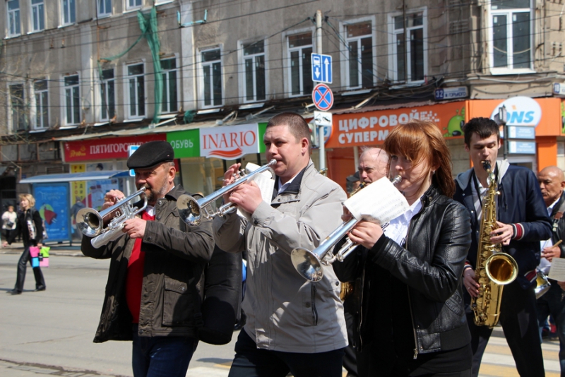 По проспекту Кирова прошла цирковая кавалькада