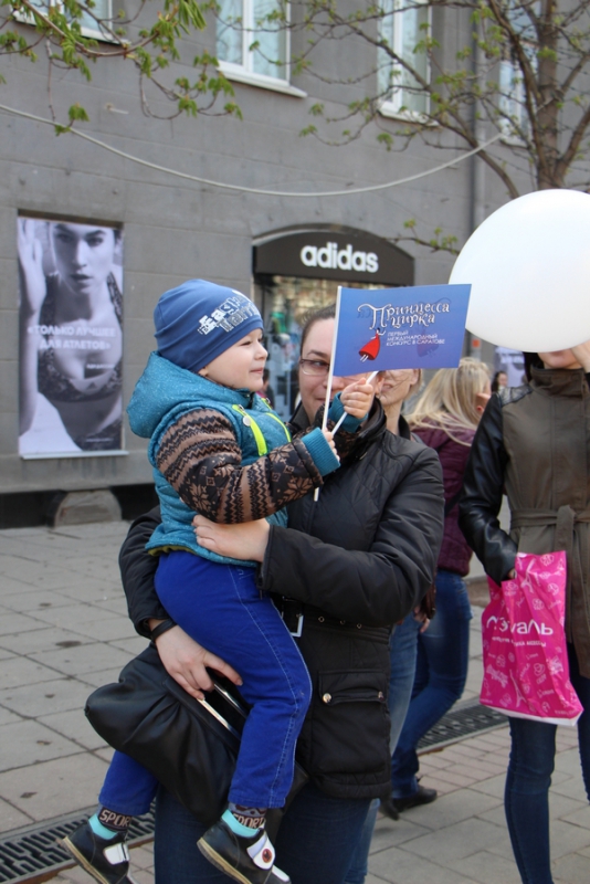 По проспекту Кирова прошла цирковая кавалькада