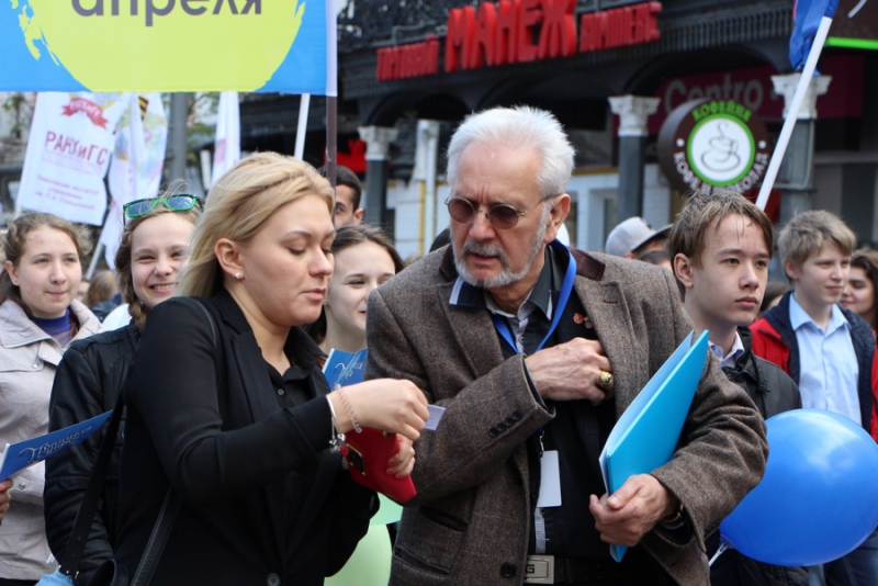 По проспекту Кирова прошла цирковая кавалькада